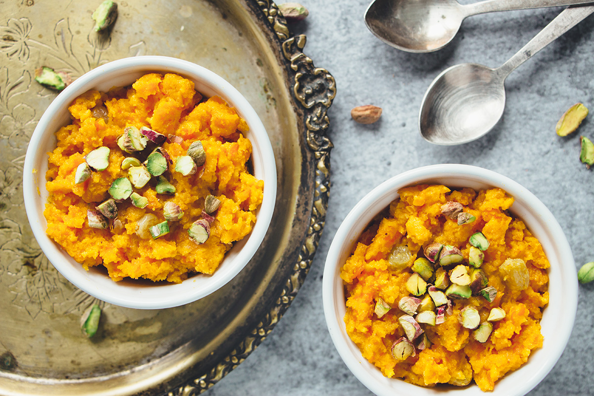 Gajar Ka Halwa es un conocido postre indio de zanahorias que consiste en zanahorias ralladas, ghee, leche, azúcar y nueces. Infundido con cardamomo, es realmente increíble! | cocinartheglobe.com