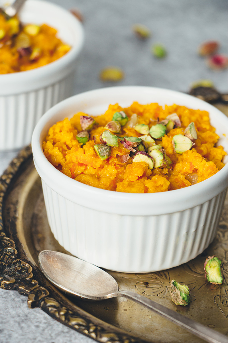 Gajar Ka Halwa es un conocido postre indio de zanahorias que consiste en zanahorias ralladas, ghee, leche, azúcar y nueces. Infundido con cardamomo, es realmente increíble! | cocinartheglobe.com