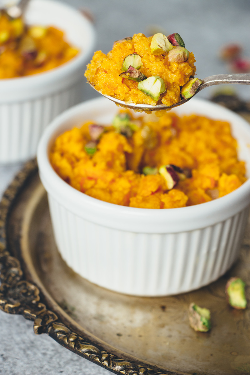 Gajar Ka Halwa es un conocido postre indio de zanahorias que consiste en zanahorias ralladas, ghee, leche, azúcar y nueces. Infundido con cardamomo, es realmente increíble! | cocinartheglobe.com