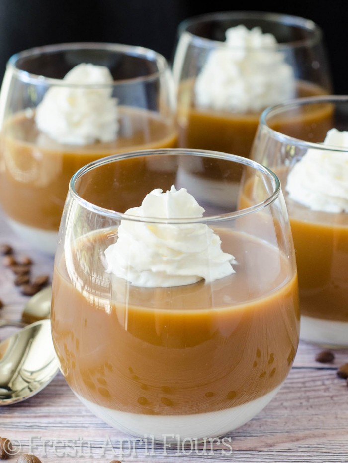 Postres de gelatina de café y crema: Copas de parfait de gelatina fáciles con capas de café ligeramente endulzado y crema rica. ¡Una forma creativa de servir café después de la cena, durante el verano o en cualquier momento en que te sientas elegante con tu taza de Joe!