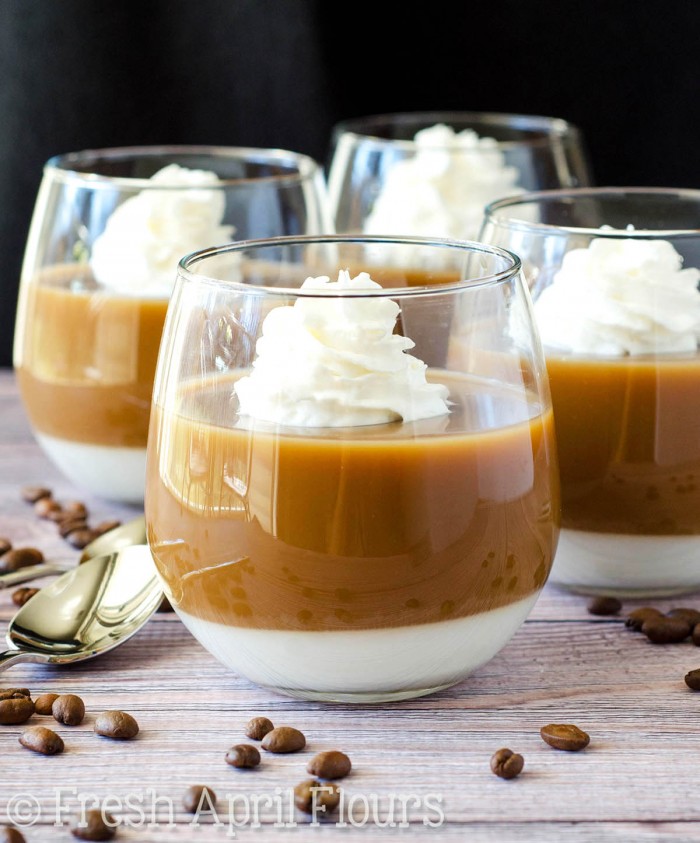 Postres de gelatina de café y crema: Copas de parfait de gelatina fáciles con capas de café ligeramente endulzado y crema rica. ¡Una forma creativa de servir café después de la cena, durante el verano o en cualquier momento en que te sientas elegante con tu taza de Joe!