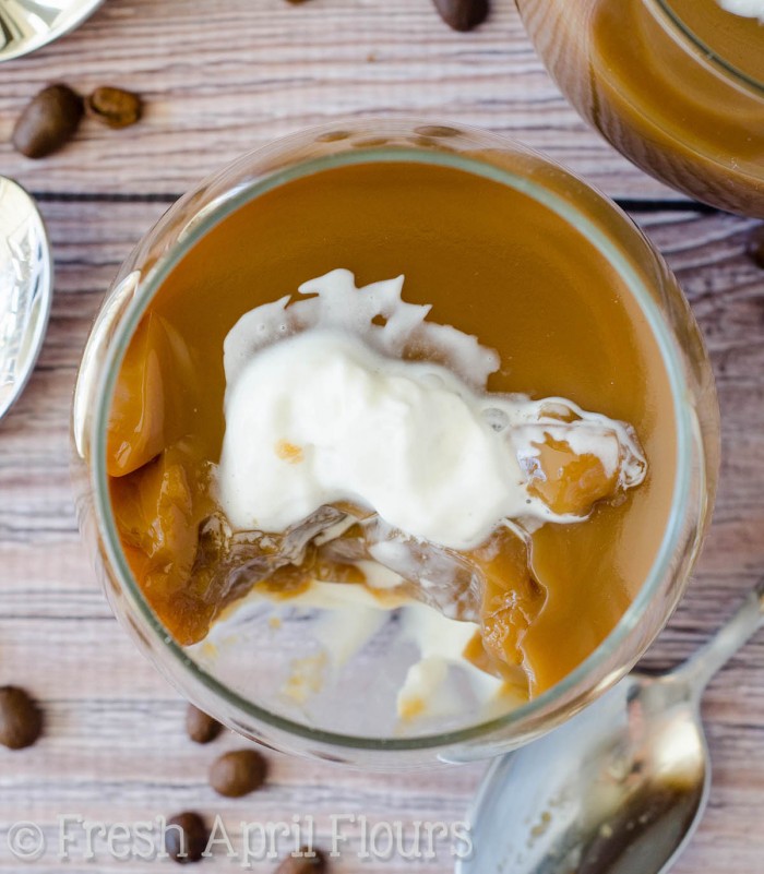 Postres de gelatina de café y crema: Copas de parfait de gelatina fáciles con capas de café ligeramente endulzado y crema rica. ¡Una forma creativa de servir café después de la cena, durante el verano o en cualquier momento en que te sientas elegante con tu taza de Joe!