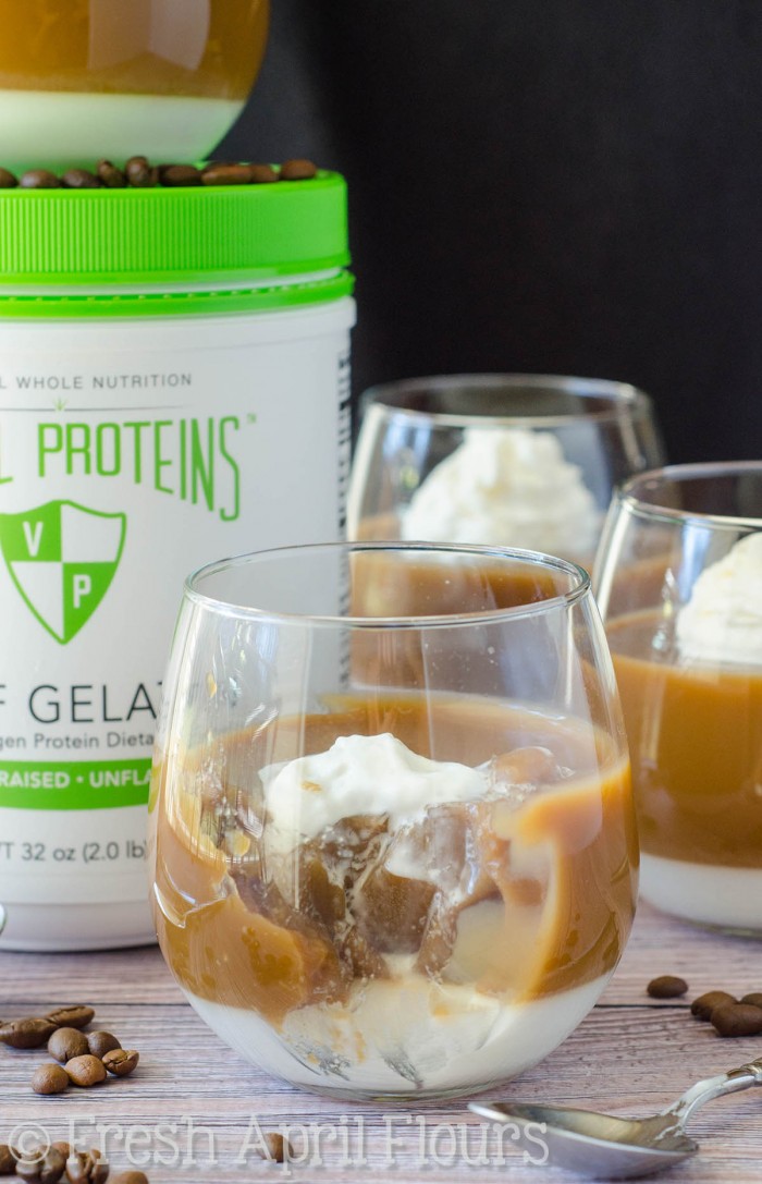 Postres de gelatina de café y crema: Copas de parfait de gelatina fáciles con capas de café ligeramente endulzado y crema rica. ¡Una forma creativa de servir café después de la cena, durante el verano o en cualquier momento en que te sientas elegante con tu taza de Joe!