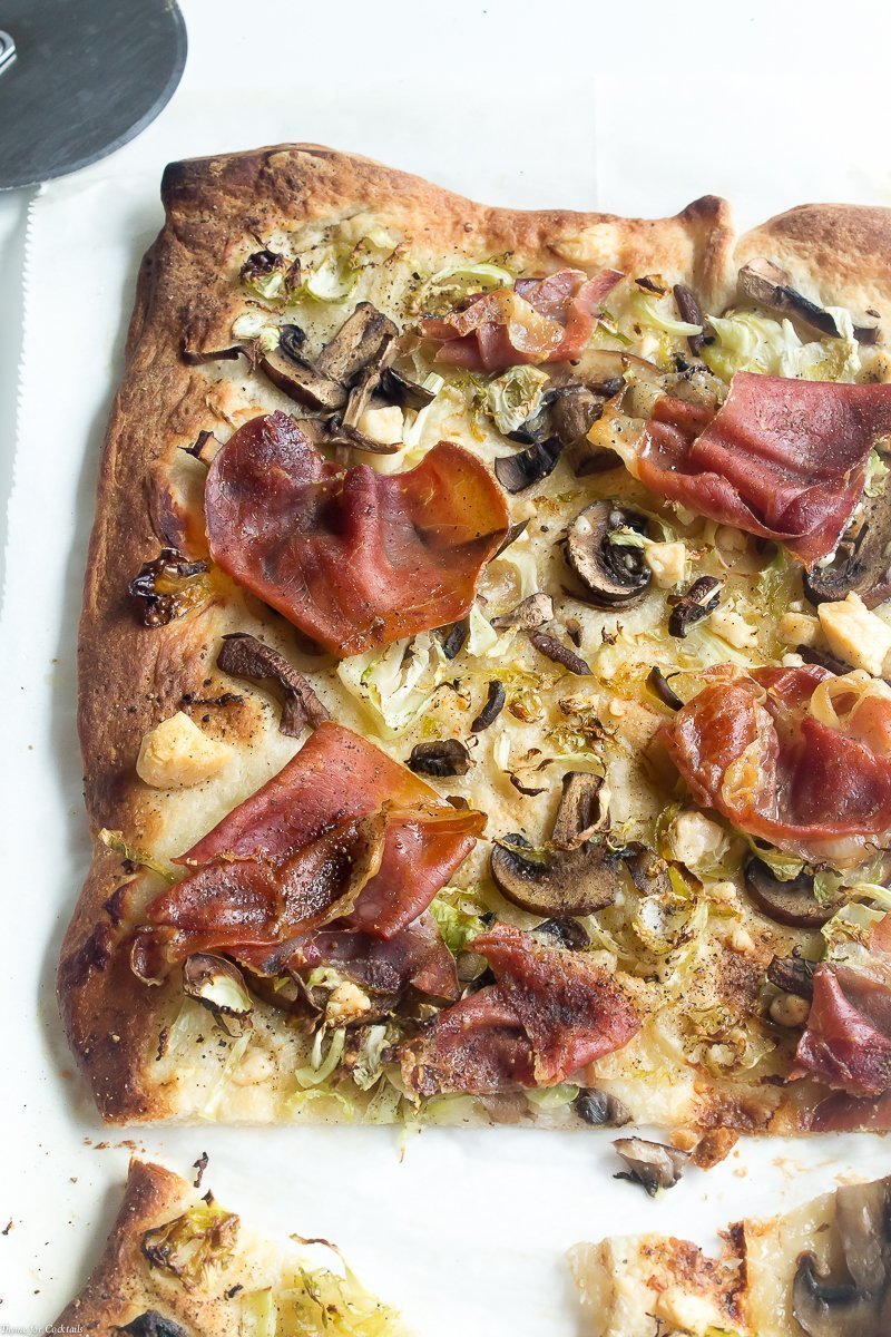 Me inspiré para hacer esta pizza Pancetta Brussels Sprouts con los ingredientes locales frescos que encontré en North Market, un histórico mercado interior ubicado en el corazón de Columbus.