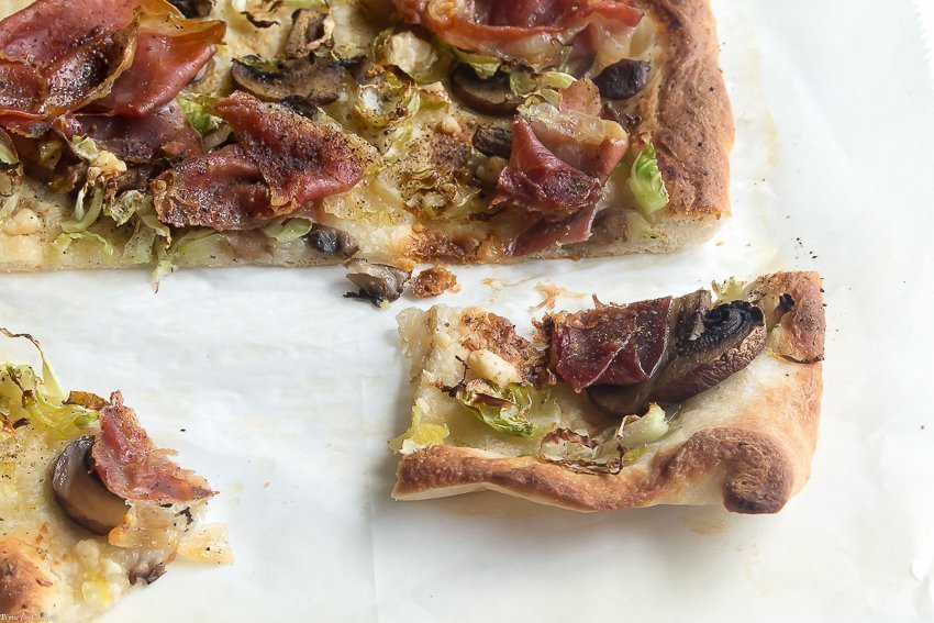 Me inspiré para hacer esta pizza Pancetta Brussels Sprouts con los ingredientes locales frescos que encontré en North Market, un histórico mercado interior ubicado en el corazón de Columbus.