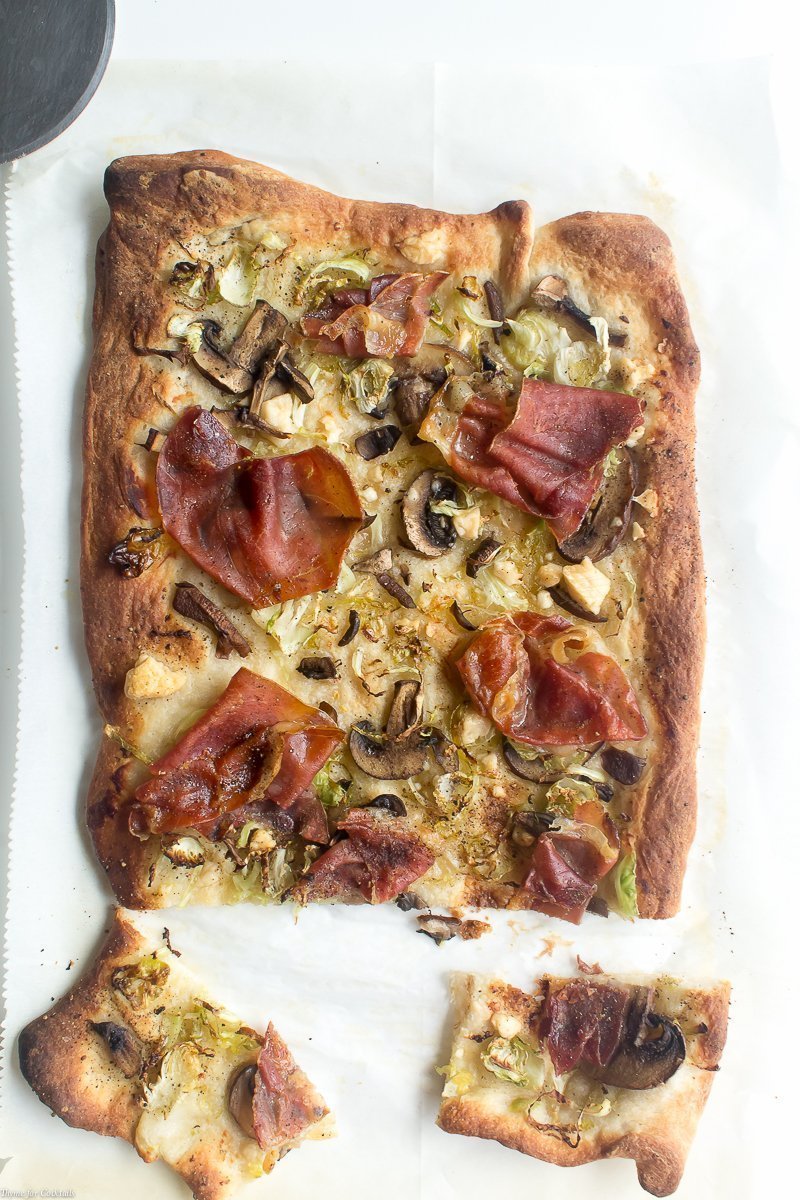 Me inspiré para hacer esta pizza Pancetta Brussels Sprouts con los ingredientes locales frescos que encontré en North Market, un histórico mercado interior ubicado en el corazón de Columbus.