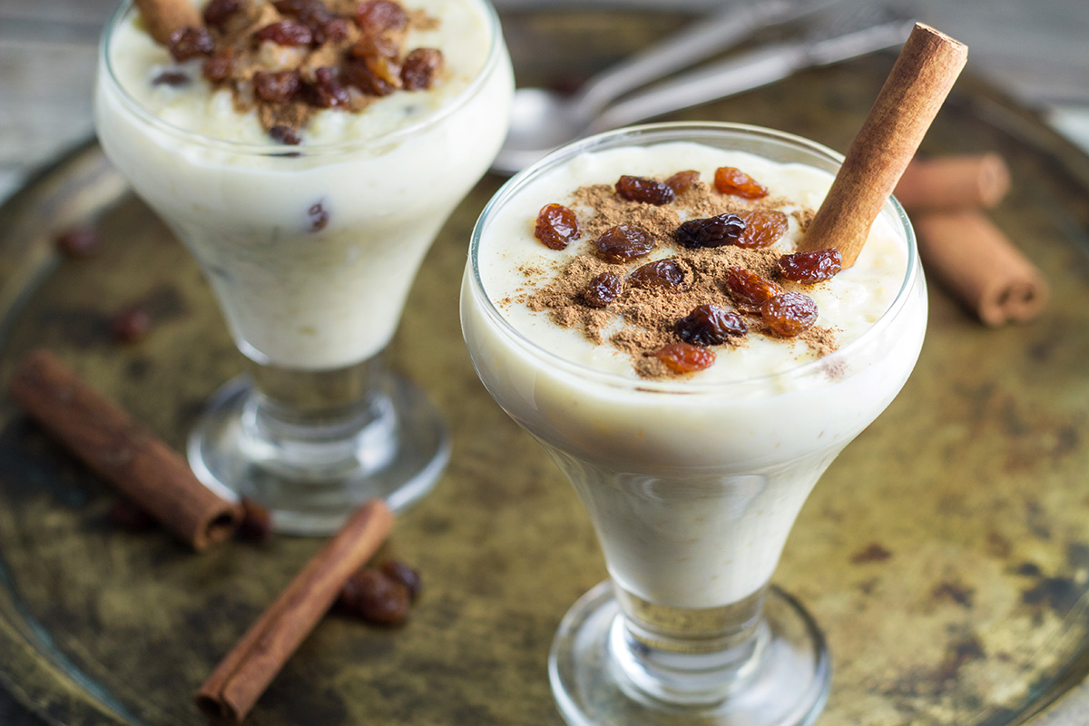 Este arroz con leche mexicano (Arroz Con Leche) es cremoso, espeso y dulce. Espolvoreado con canela y pasas! | cocinartheglobe.com