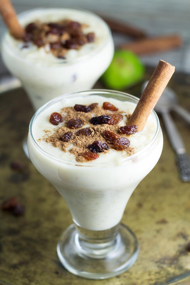 Este Arroz Con Leche Mexicano (Arroz Con Leche) es cremoso, dulce y fácil de hacer. Espolvoreado con canela y pasas! | cocinartheglobe.com