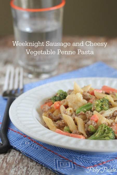 Noche salchicha y Cheesy Vegetable Pasta Pasta 