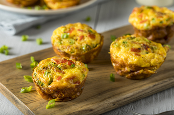 Quiche De Estaño De Muffin Con Espinaca, Tomate Y Tocino | 31Daily.com