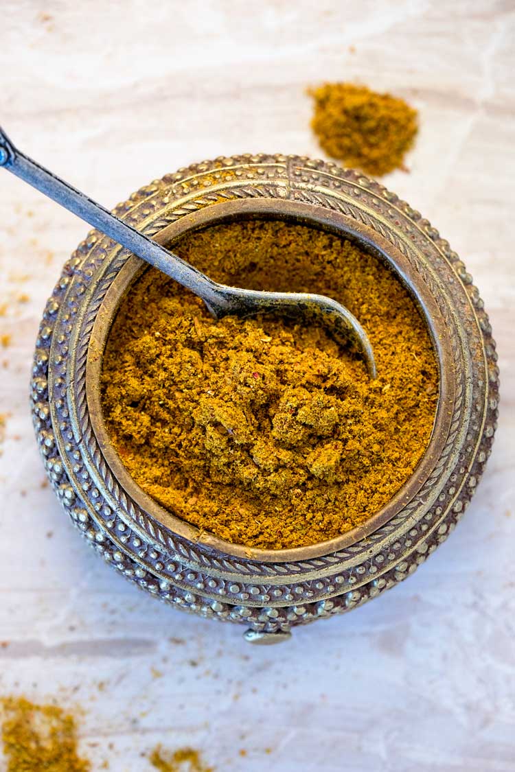 foto de arriba de la mezcla de especias de Ras el Hanout en un tazón