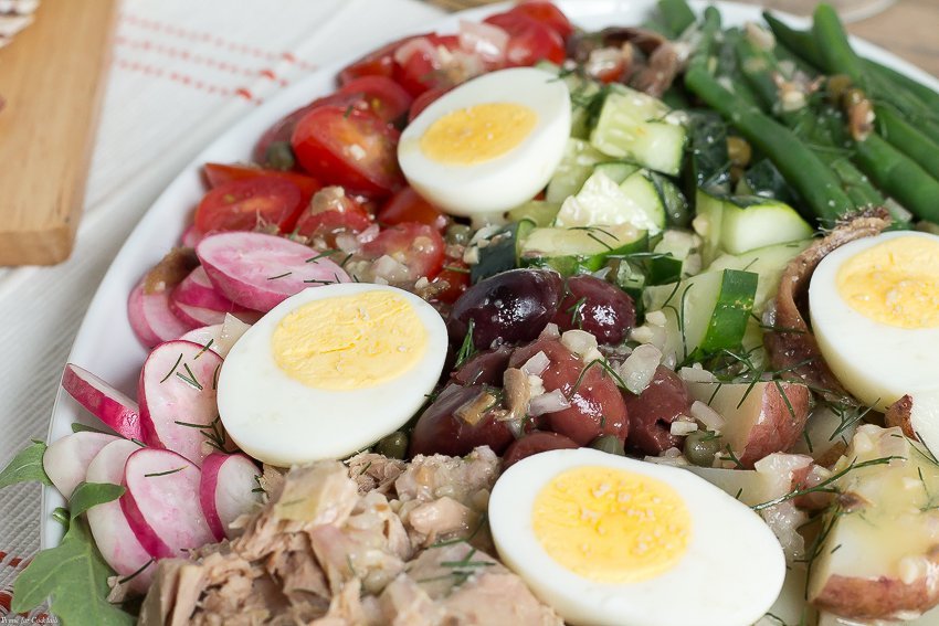 Disfruta de un delicioso almuerzo en los relajantes días de verano cuando crees esta Receta Niçoise Salade Clásica combinada con tu vino francés favorito.