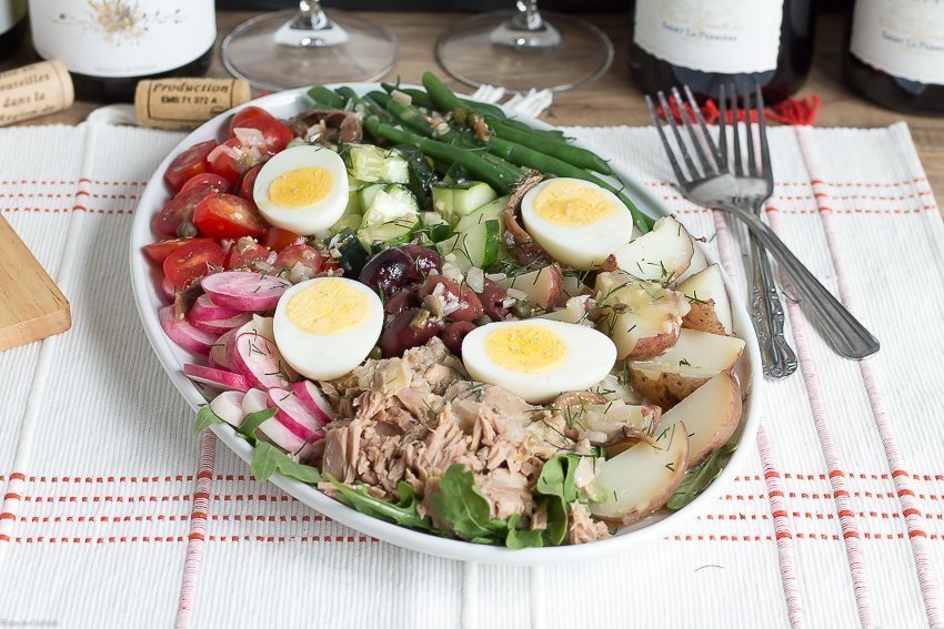 Disfruta de un delicioso almuerzo en los relajantes días de verano cuando crees esta Receta Niçoise Salade Clásica combinada con tu vino francés favorito.