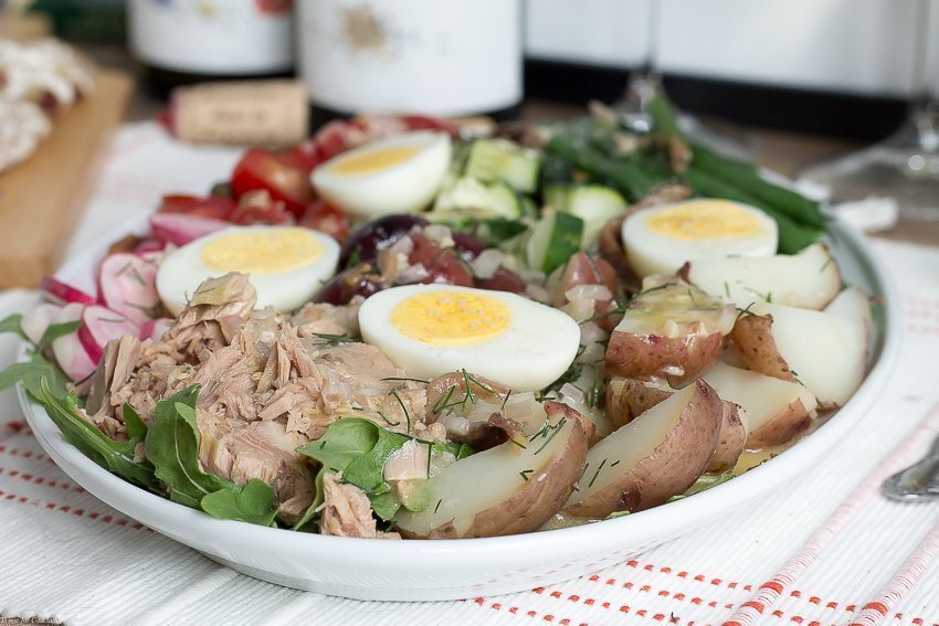Disfruta de un delicioso almuerzo en los relajantes días de verano cuando crees esta Receta Niçoise Salade Clásica combinada con tu vino francés favorito.