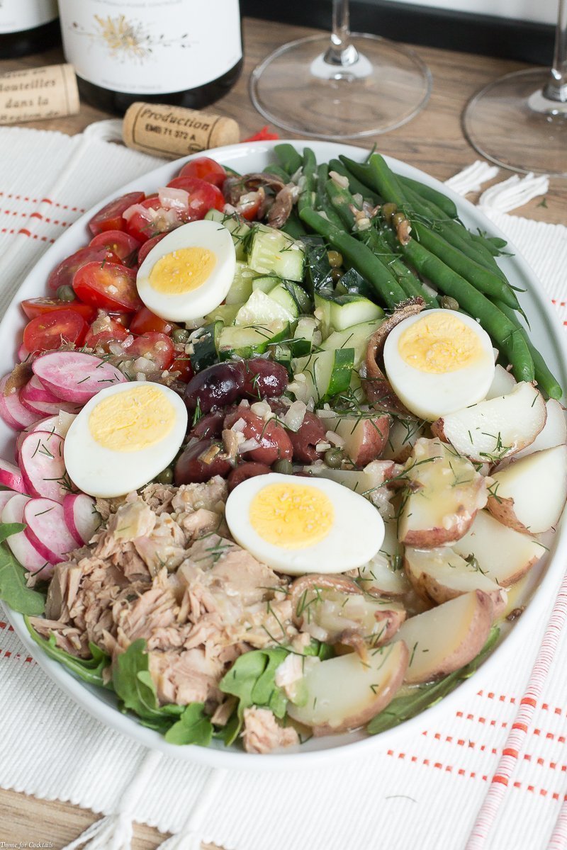 Disfruta de un delicioso almuerzo en los relajantes días de verano cuando crees esta Receta Niçoise Salade Clásica combinada con tu vino francés favorito.