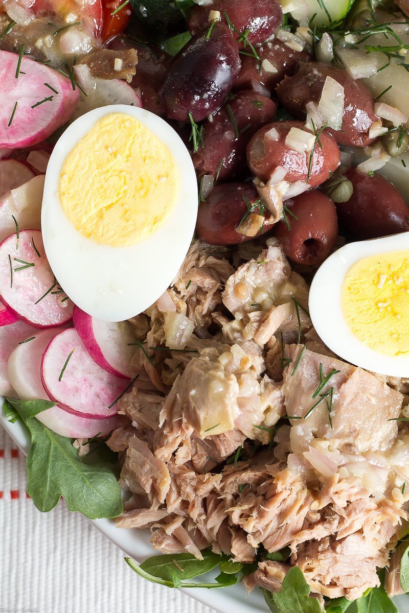 Disfruta de un delicioso almuerzo en los relajantes días de verano cuando crees esta Receta Niçoise Salade Clásica combinada con tu vino francés favorito.