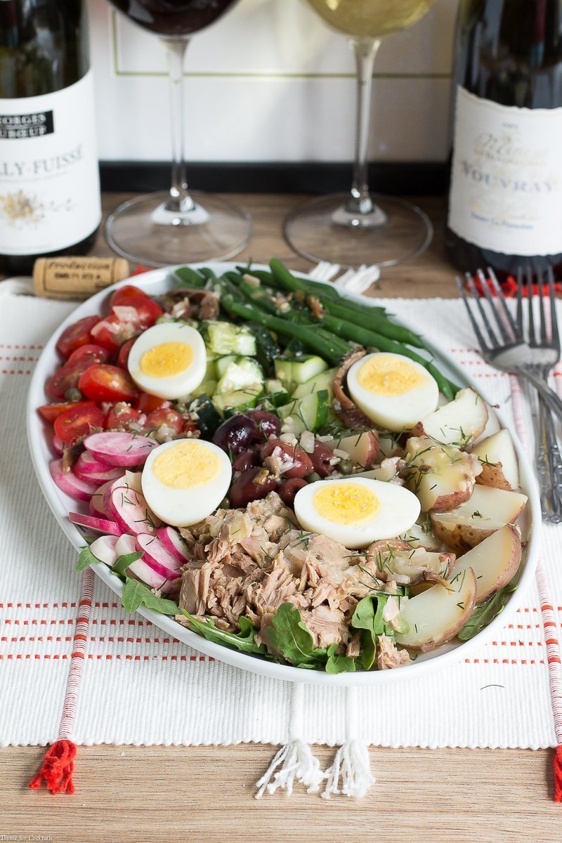 Disfruta de un delicioso almuerzo en los relajantes días de verano cuando crees esta Receta Niçoise Salade Clásica combinada con tu vino francés favorito.