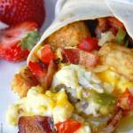 Desayuno Burrito En Un Plato Blanco Con Fresas