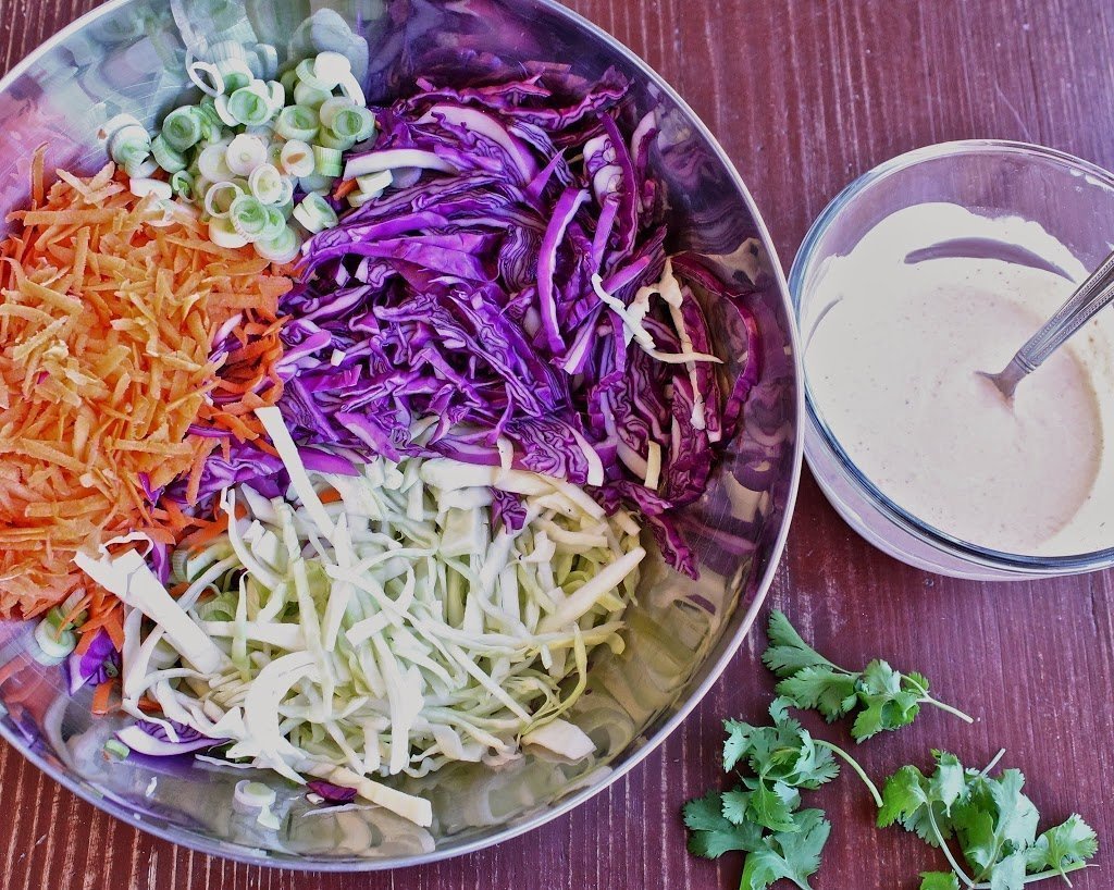 Amigos y vecinos delirarán con esta sabrosa receta de ensalada de col picante de chipotle de 10 ingredientes en tu próxima comida al aire libre. Es el favorito de verano inspirado en el sur de la frontera, perfecto para apilar puerco, tacos de pescado o sándwiches de pollo.