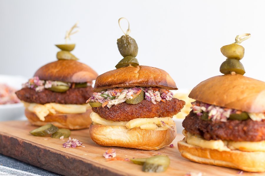Esta receta dulce y picante de Nashville Hot Chicken Sliders es el regalo perfecto para compartir con amigos mientras escuchas a tus artistas country favoritos.