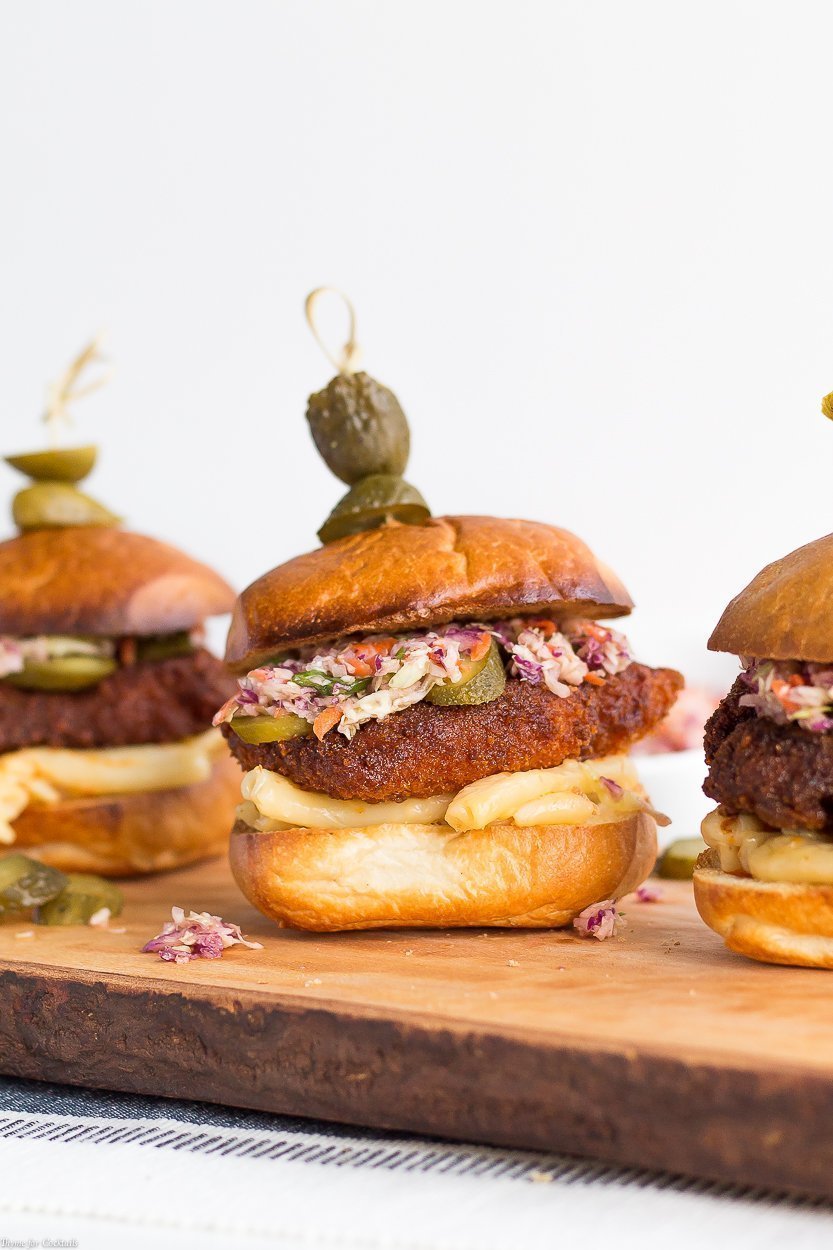 Esta receta dulce y picante de Nashville Hot Chicken Sliders es el regalo perfecto para compartir con amigos mientras escuchas a tus artistas country favoritos.