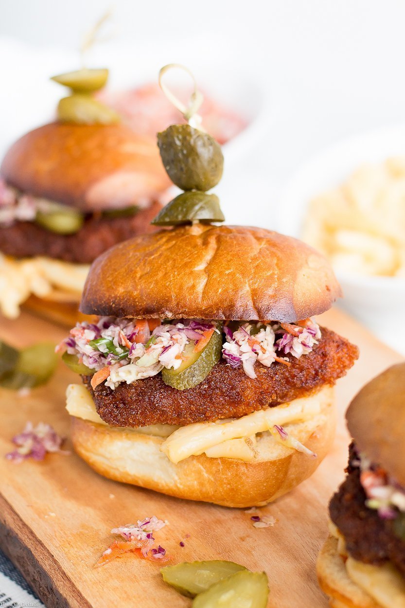 Esta receta dulce y picante de Nashville Hot Chicken Sliders es el regalo perfecto para compartir con amigos mientras escuchas a tus artistas country favoritos.