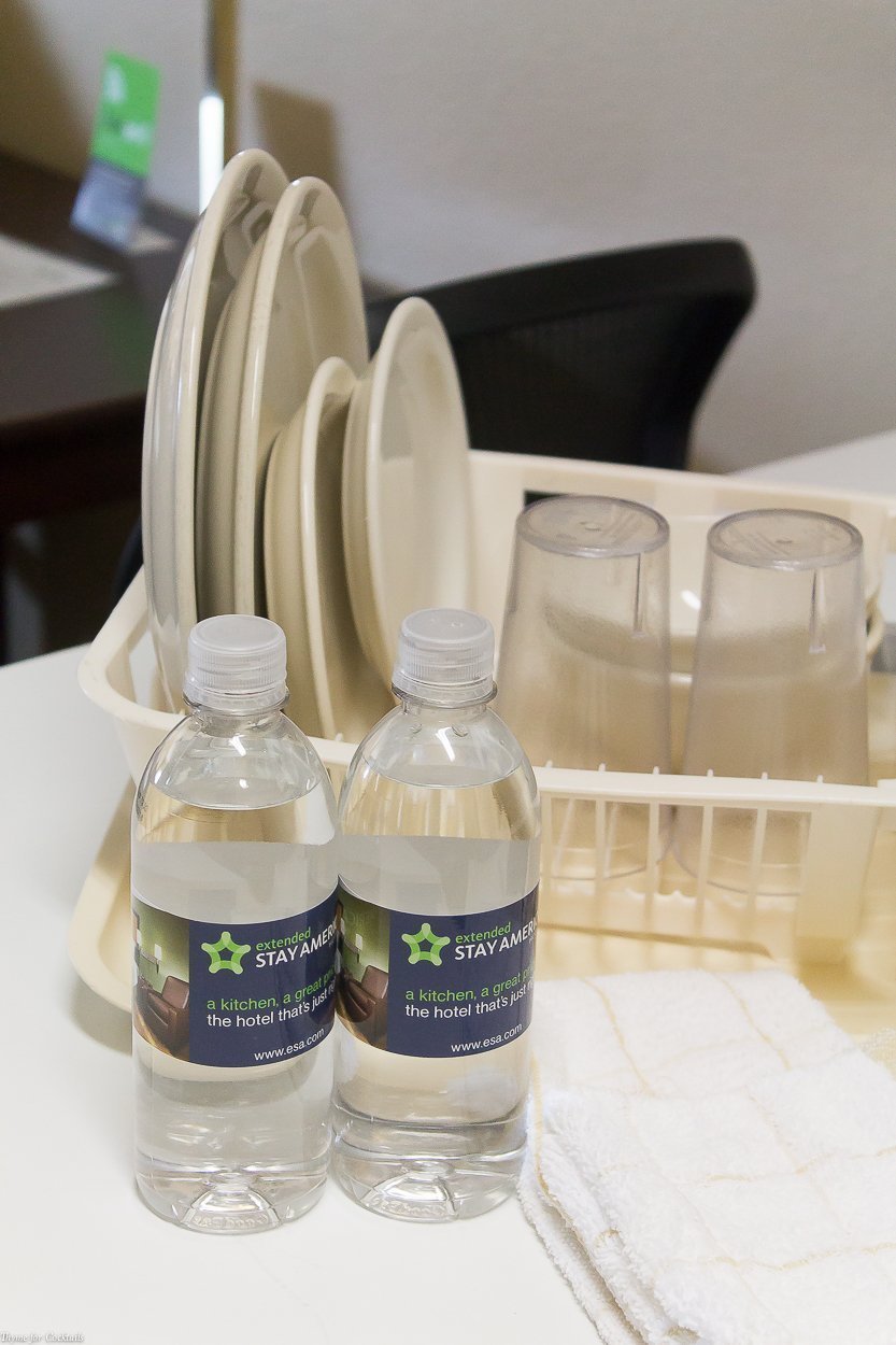 platos y botellas de agua eSA