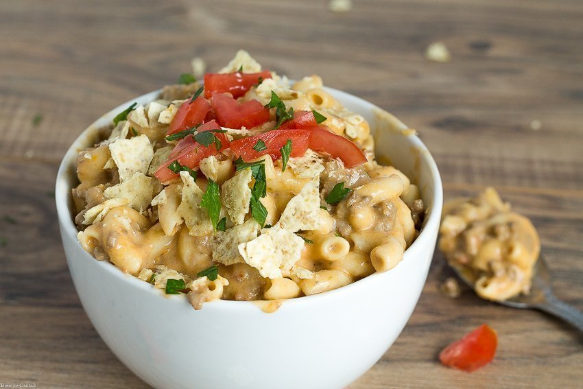 ¡Todos necesitamos satisfacer los antojos nocturnos! Un plato grande de esta receta de 5 Ingredientes de Pasta de Taco con Queso es todo lo que desea después de una salida nocturna y más.