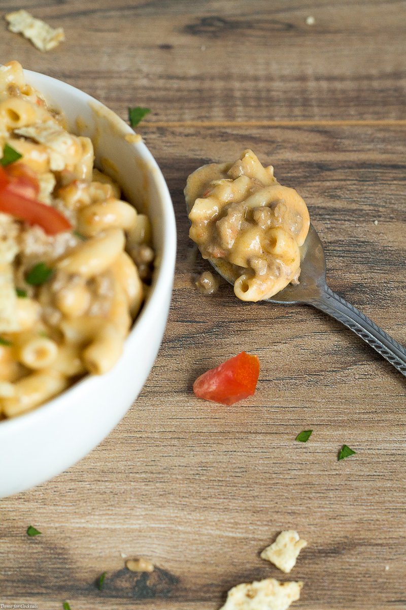 ¡Todos necesitamos satisfacer los antojos nocturnos! Un plato grande de esta receta de 5 Ingredientes de Pasta de Taco con Queso es todo lo que desea después de una salida nocturna y más.