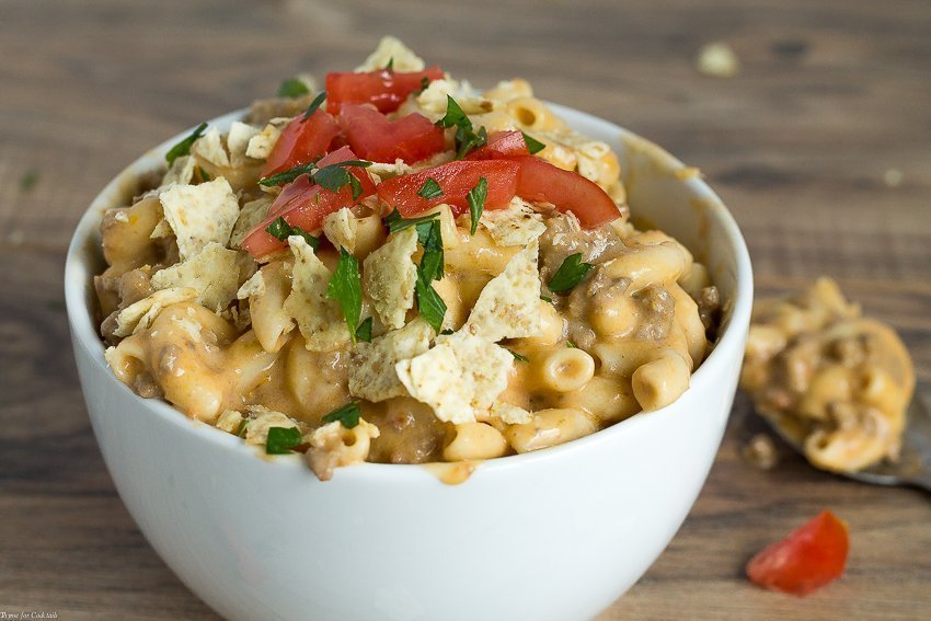 ¡Todos necesitamos satisfacer los antojos nocturnos! Un plato grande de esta receta de 5 Ingredientes de Pasta de Taco con Queso es todo lo que desea después de una salida nocturna y más.