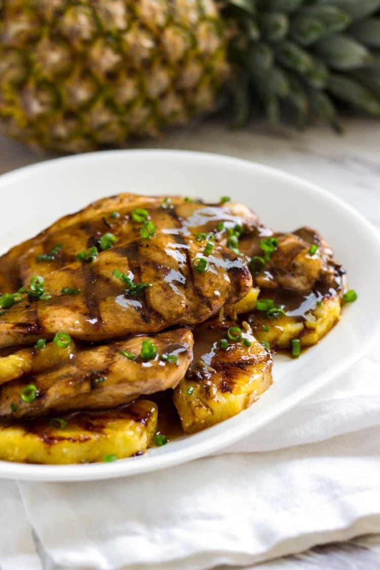 Con influencias caribeñas, esta receta de Pollo con piña tropical utiliza un glaseado a su vez a la marinada, que recuerda a una salsa de jerk. ¡Versiones de recetas a la parrilla o al horno! p> </p> <p> Originalmente hice esto como un plato al horno para nuestra cena, luego tuve que asistir a una reunión y Dave invitó a algunos amigos y la comida se tenía que duplicar. Me gusta este para los sabores tropicales y para mí, los muslos de pollo al horno son siempre un alimento reconfortante para mí. </p><div class=
