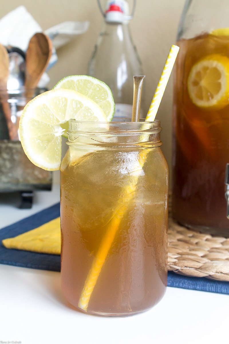 Esta receta solo para adultos con ponche de té dulce con notas de azúcar moreno, bourbon y cítricos seguramente será la estrella de su próxima comida al aire libre.