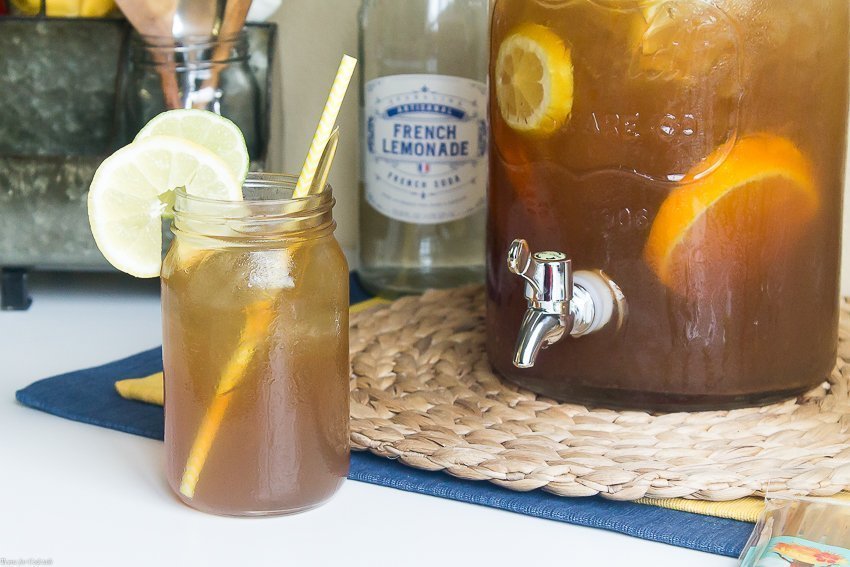 Esta receta solo para adultos con ponche de té dulce con notas de azúcar moreno, bourbon y cítricos seguramente será la estrella de su próxima comida al aire libre.