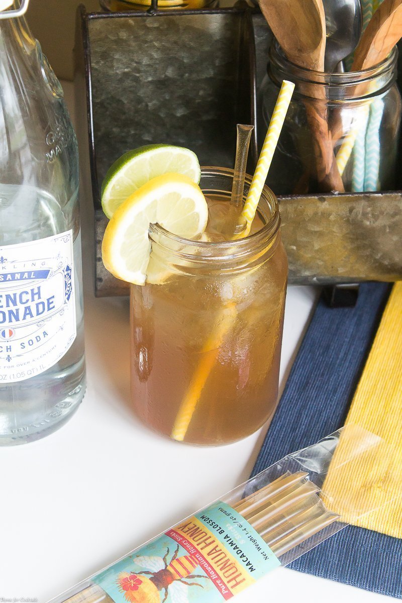 Esta receta solo para adultos con ponche de té dulce con notas de azúcar moreno, bourbon y cítricos seguramente será la estrella de su próxima comida al aire libre.