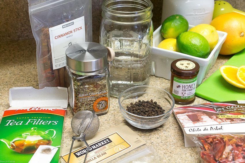 Esta receta solo para adultos con ponche de té dulce con notas de azúcar moreno, bourbon y cítricos seguramente será la estrella de su próxima comida al aire libre.