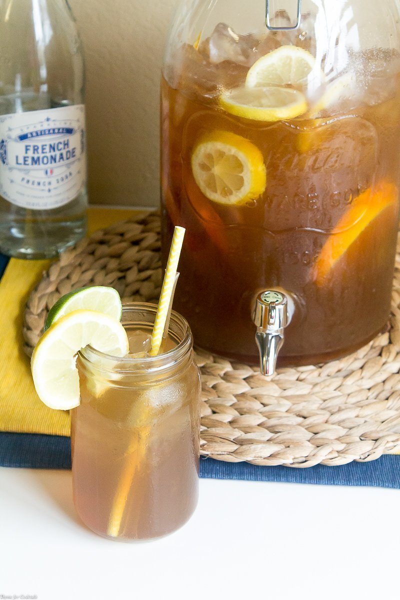 Esta receta solo para adultos con ponche de té dulce con notas de azúcar moreno, bourbon y cítricos seguramente será la estrella de su próxima comida al aire libre.
