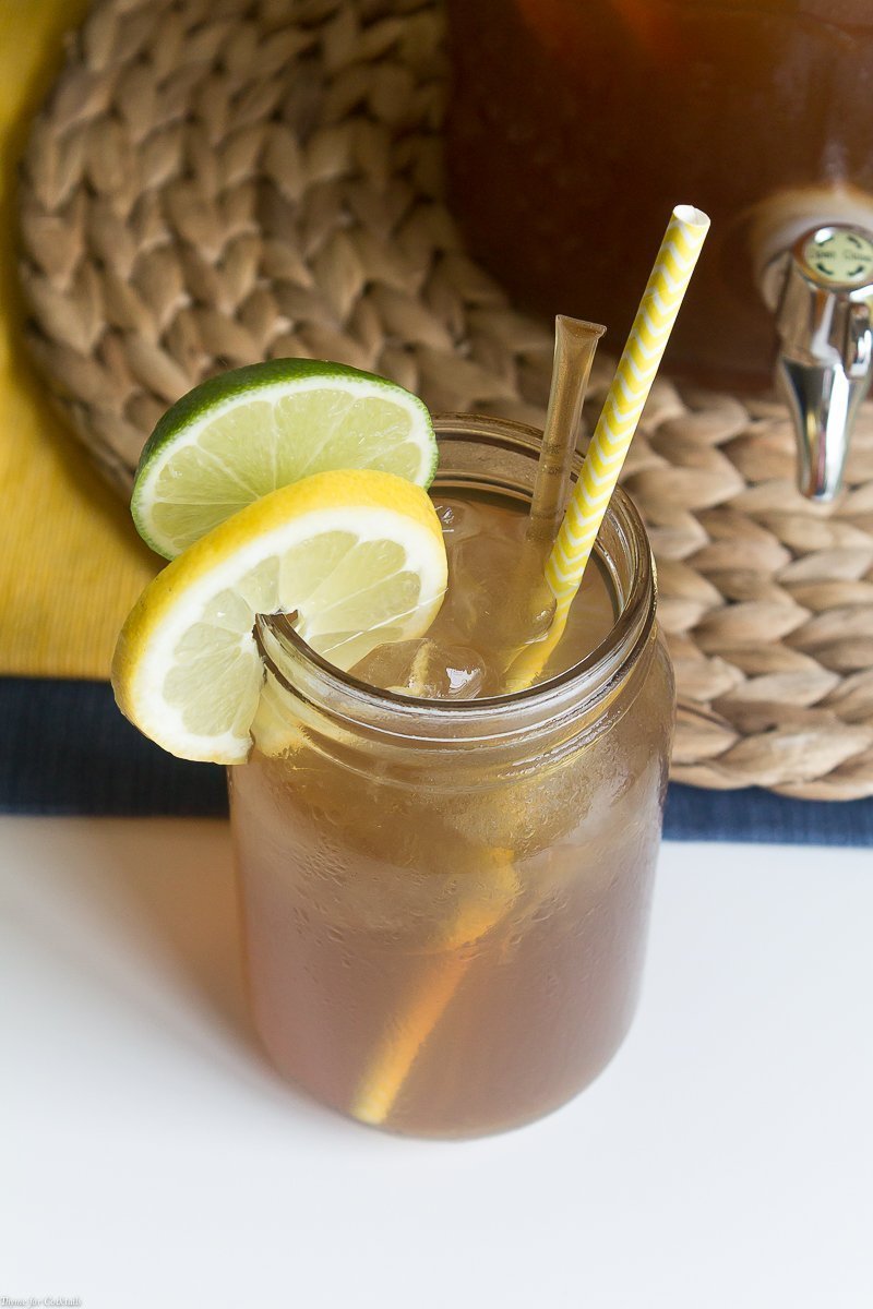 Esta receta solo para adultos con ponche de té dulce con notas de azúcar moreno, bourbon y cítricos seguramente será la estrella de su próxima comida al aire libre.