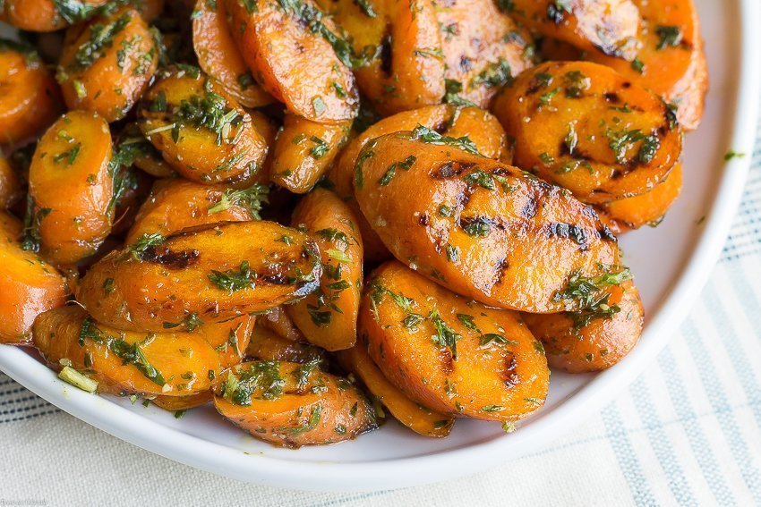 Practique una cocina sostenible de raíz a tallo cuando prepare esta receta de zanahorias a la parrilla con pesto con notas de ajo asado y sabores de limón fresco y brillante.