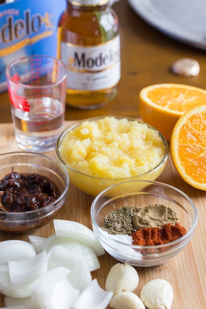 Cebolla blanca, ajo, cerveza, chiles, especias y piña molida para Tacos Al Pastor