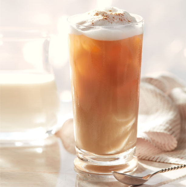 Refrescante Caramel Vanilla Iced Tea Latte | 31Daily.com