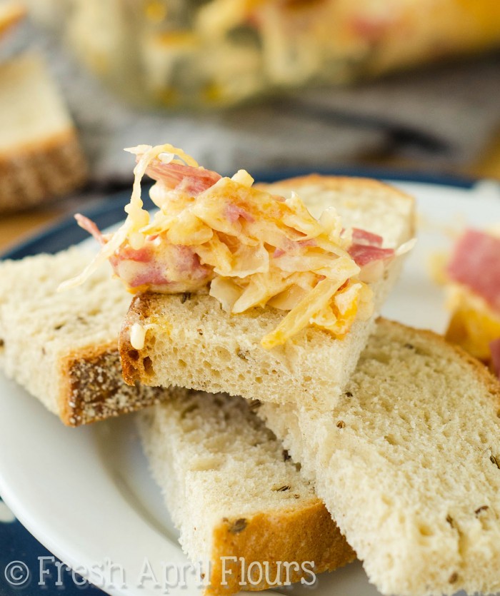 Reuben Dip: cargado con carne de res en conserva, chucrut, aderezo de Thousand Island y mucho queso, este chapuzón será su nueva forma favorita de disfrutar el sándwich clásico: ¡en forma de salsa!