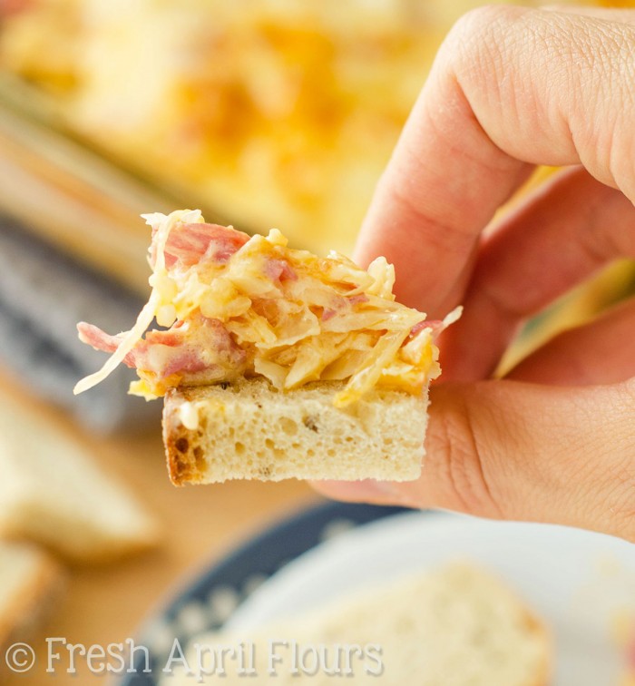 Reuben Dip: cargado con carne de res en conserva, chucrut, aderezo de Thousand Island y mucho queso, este chapuzón será su nueva forma favorita de disfrutar el sándwich clásico: ¡en forma de salsa!
