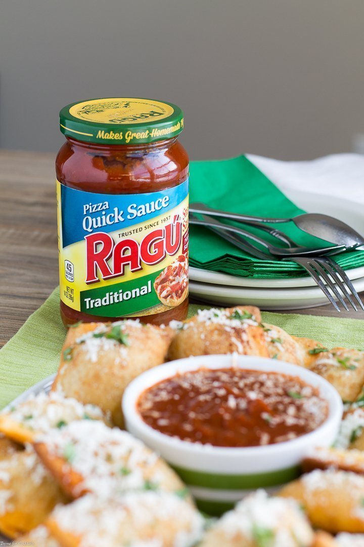 Ragu Quick Pizza Sauce con salchicha hecha en casa Pepperoni Rollitos de pizza en el frente