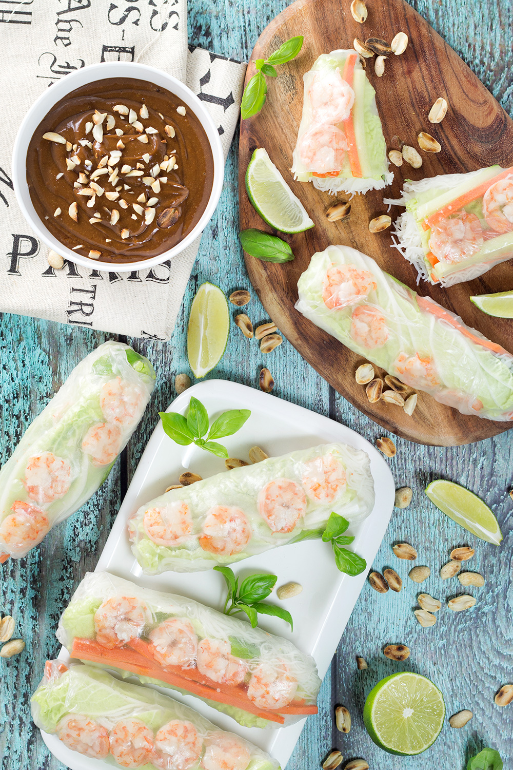 Estos rollitos de primavera vietnamitas frescos (Goi Cuon) se rellenan con carne de cerdo, camarones, verduras y se enrollan con papel de arroz. Servidos con una deliciosa salsa de maní, ¡son un aperitivo o un aperitivo perfecto! | cocinartheglobe.com