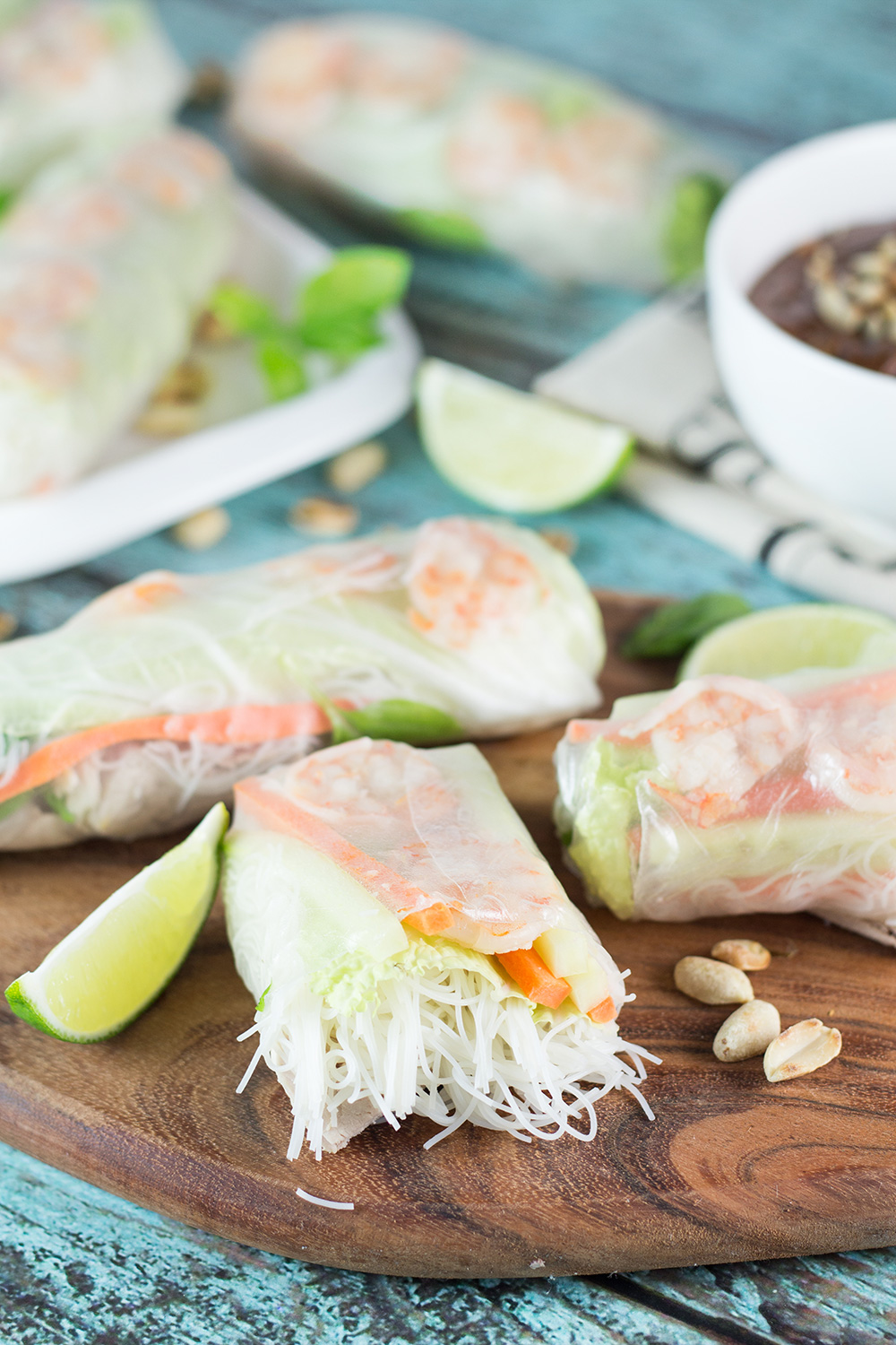 Estos rollitos de primavera vietnamitas frescos (Goi Cuon) se rellenan con carne de cerdo, camarones, verduras y se enrollan con papel de arroz. Servidos con una deliciosa salsa de maní, ¡son un aperitivo o un aperitivo perfecto! | cocinartheglobe.com