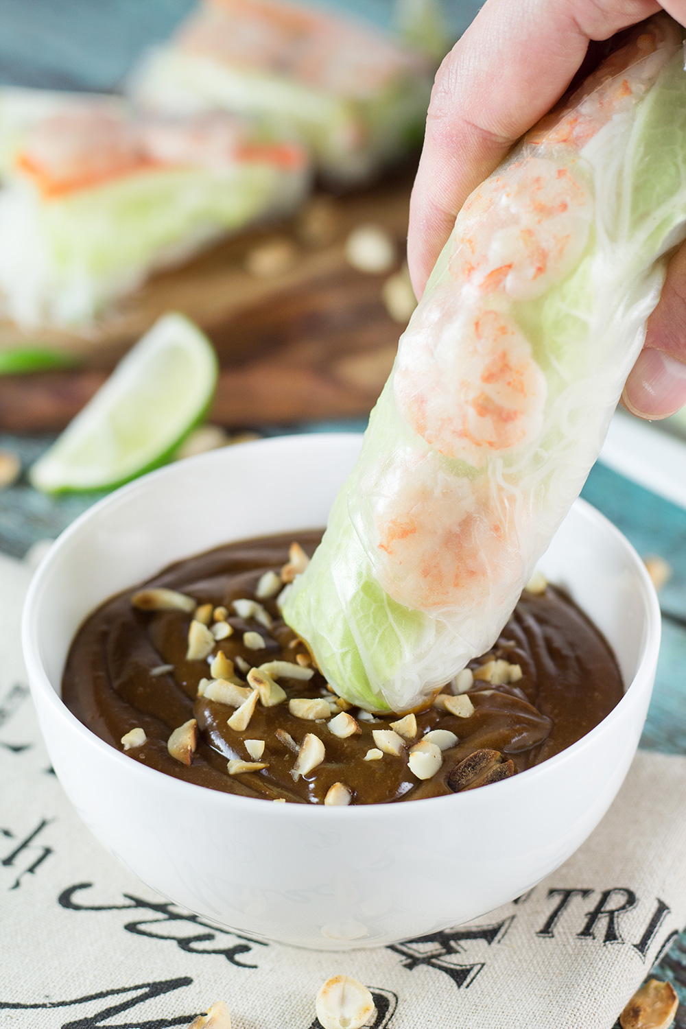 Estos rollitos de primavera vietnamitas frescos (Goi Cuon) se rellenan con carne de cerdo, camarones, verduras y se enrollan con papel de arroz. Servidos con una deliciosa salsa de maní, ¡son un aperitivo o un aperitivo perfecto! | cocinartheglobe.com