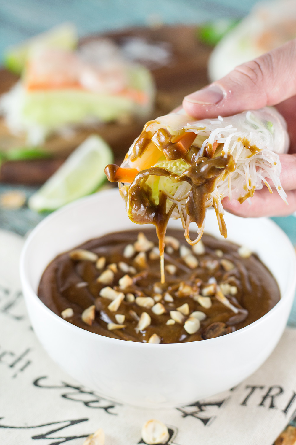 Estos rollitos de primavera vietnamitas frescos (Goi Cuon) se rellenan con carne de cerdo, camarones, verduras y se enrollan con papel de arroz. Servidos con una deliciosa salsa de maní, ¡son un aperitivo o un aperitivo perfecto! | cocinartheglobe.com