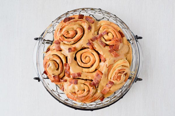 ¡Los rollos de canela con tocino y canela llevan el combo dulce y salado a nuevas alturas! Los rollos de canela clásicos se rellenan con tocino y se rematan con un glaseado de arce ... ¡y más tocino!