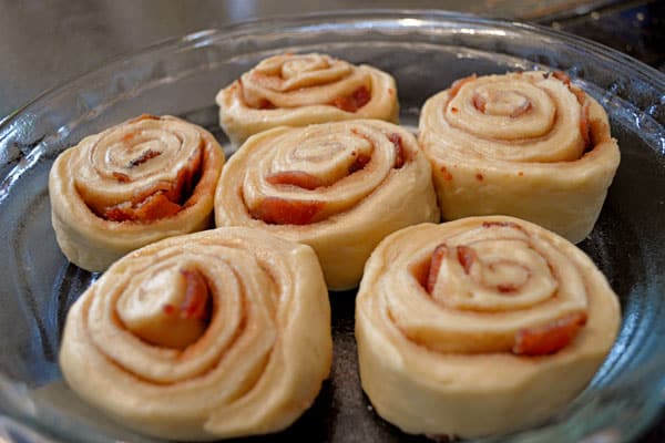 ¡Los rollos de canela con tocino y canela llevan el combo dulce y salado a nuevas alturas! Los rollos de canela clásicos se rellenan con tocino y se rematan con un glaseado de arce ... ¡y más tocino!