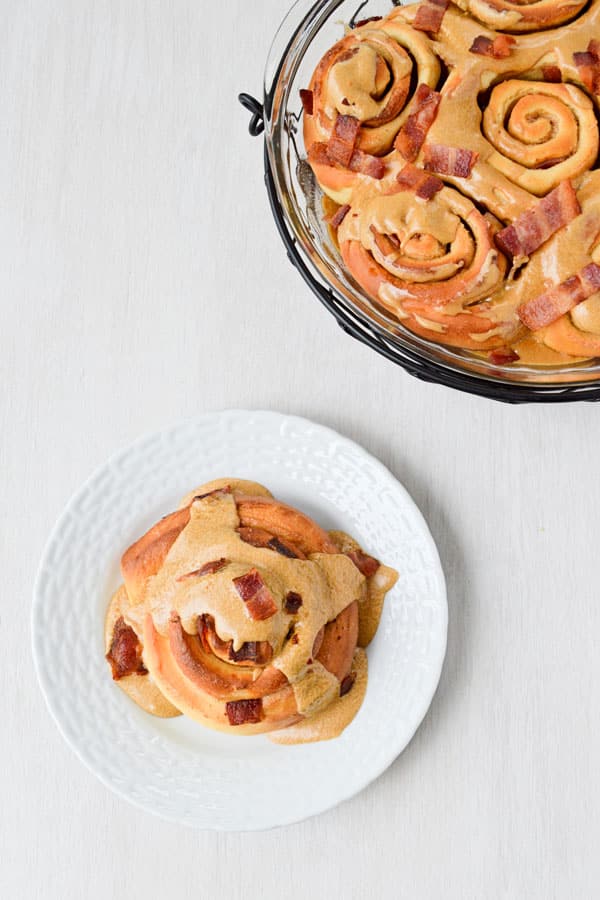 ¡Los rollos de canela con tocino y canela llevan el combo dulce y salado a nuevas alturas! Los rollos de canela clásicos se rellenan con tocino y se rematan con un glaseado de arce ... ¡y más tocino!